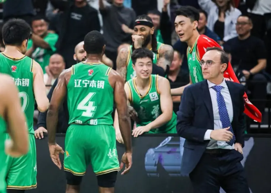 里程碑夜！曼联绝杀压哨，CBA常规赛今晨刷纪录，话题不断，团队化学反应显著(曼城vs曼联集锦)-爱游戏下载